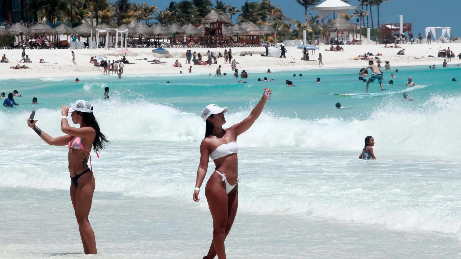 El 44% de españoles afirma retocar sus fotos de vacaciones para no defraudar | Efe