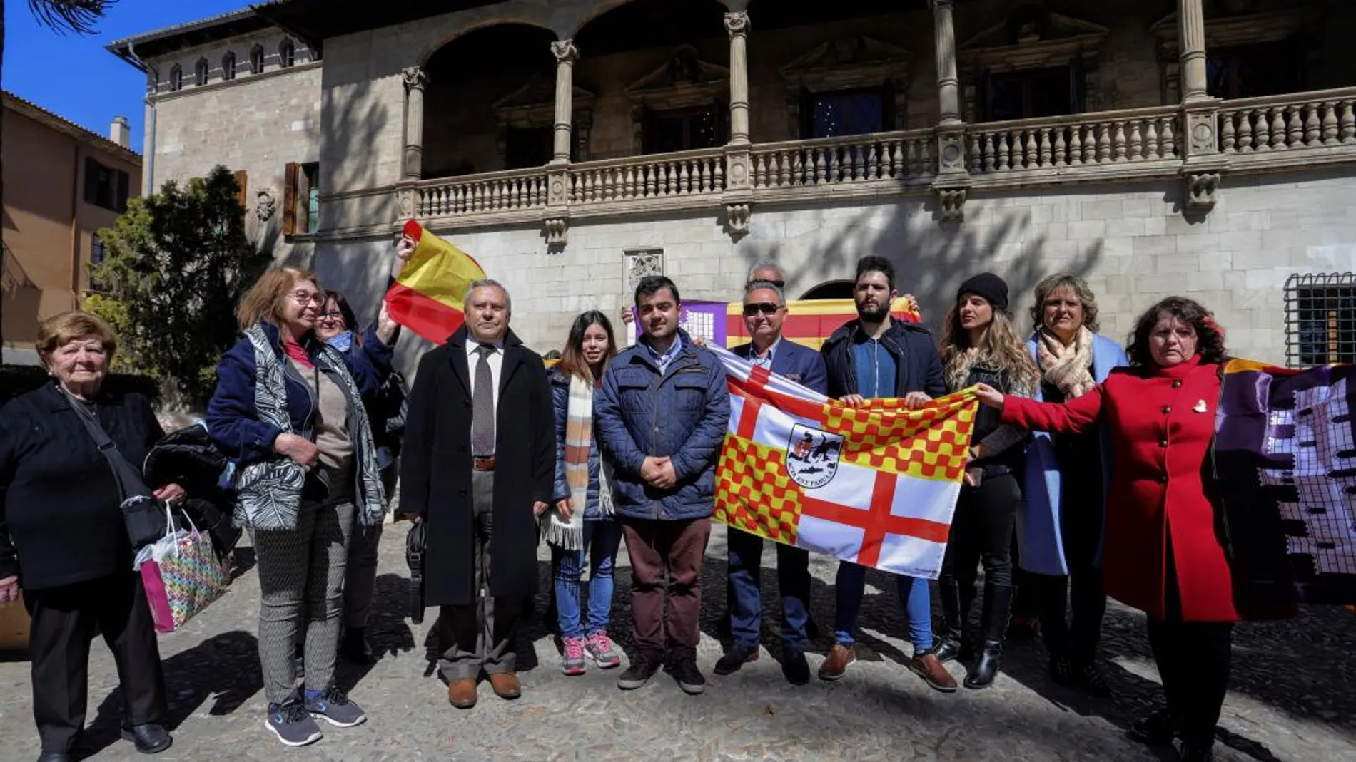 Concentración para protestar contra el decreto del catalán en la Sanidad convocada por la Sociedad Cívica Balear en Consulado de Mar