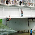Inmigrantes se lanzan al río Suchiate para tratar de sortear el cierre de la frontera/Reuters