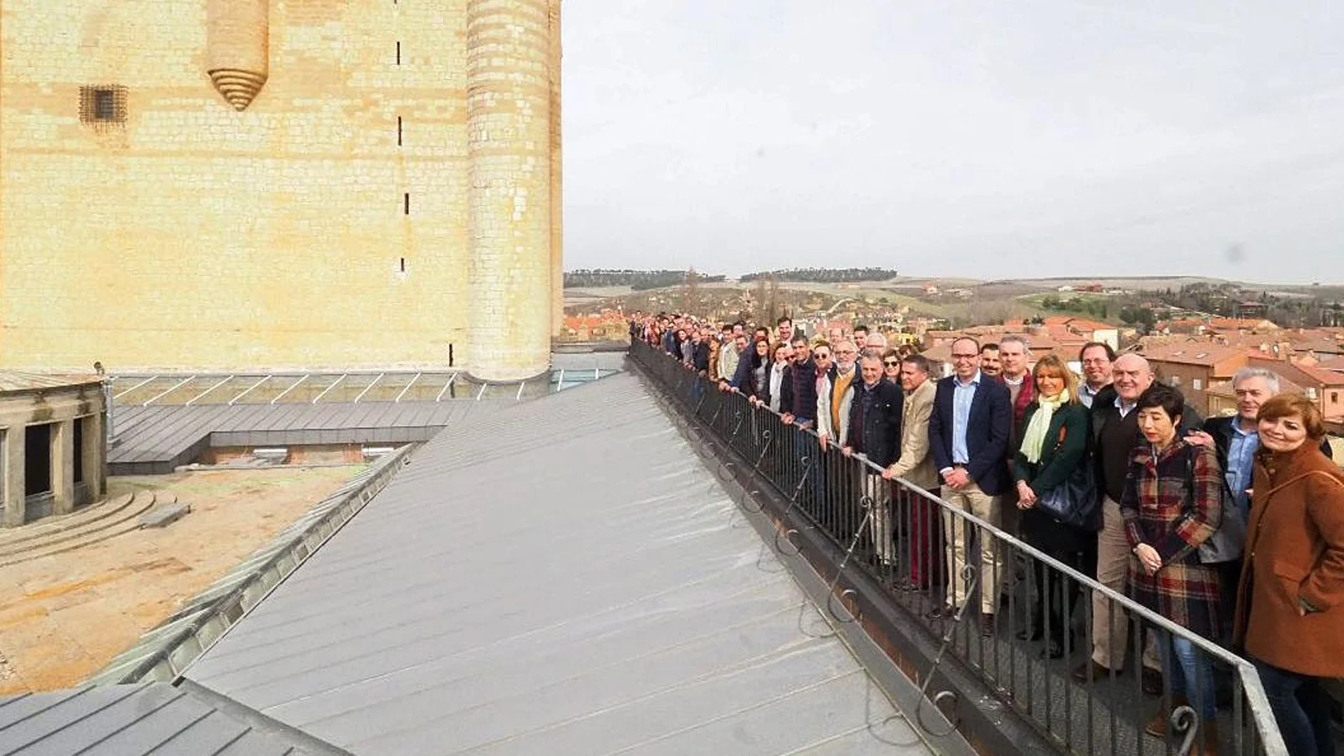 Jesús Julio Carnero recibe a cientos de alcaldes y concejales en el Castillo de Fuensaldaña