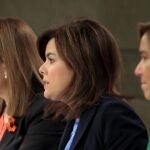 La vicepresidenta del Gobierno, Soraya Sáenz de Santamaría (c) y las ministras de Sanidad, Ana Mato (d) y Fomento, Ana Pastor