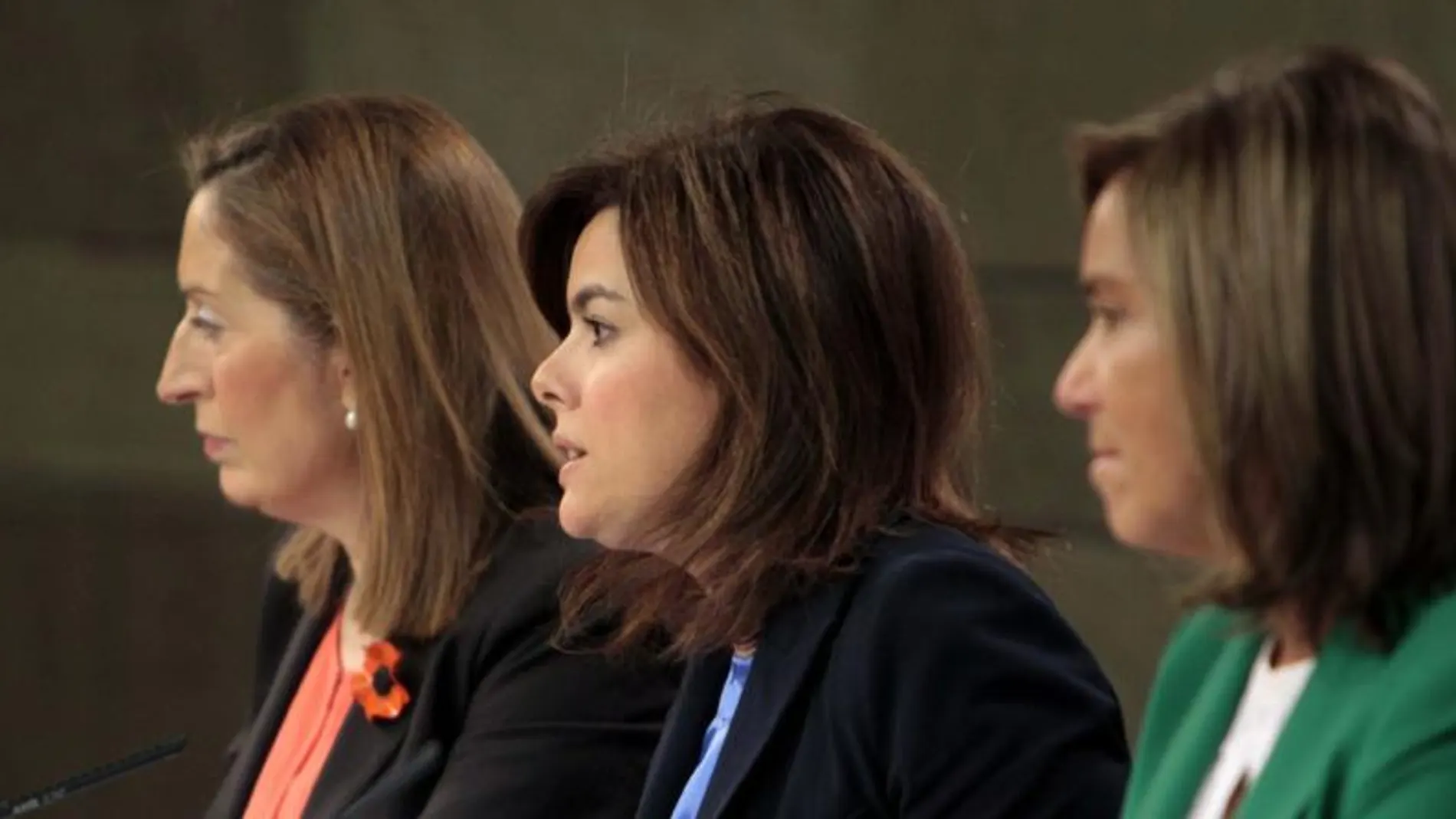 La vicepresidenta del Gobierno, Soraya Sáenz de Santamaría (c) y las ministras de Sanidad, Ana Mato (d) y Fomento, Ana Pastor