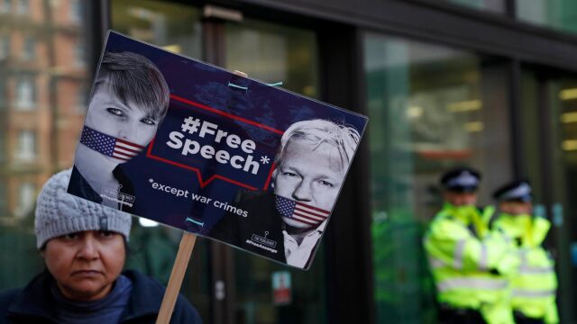 Assange agranda la herida entre May y los laboristas