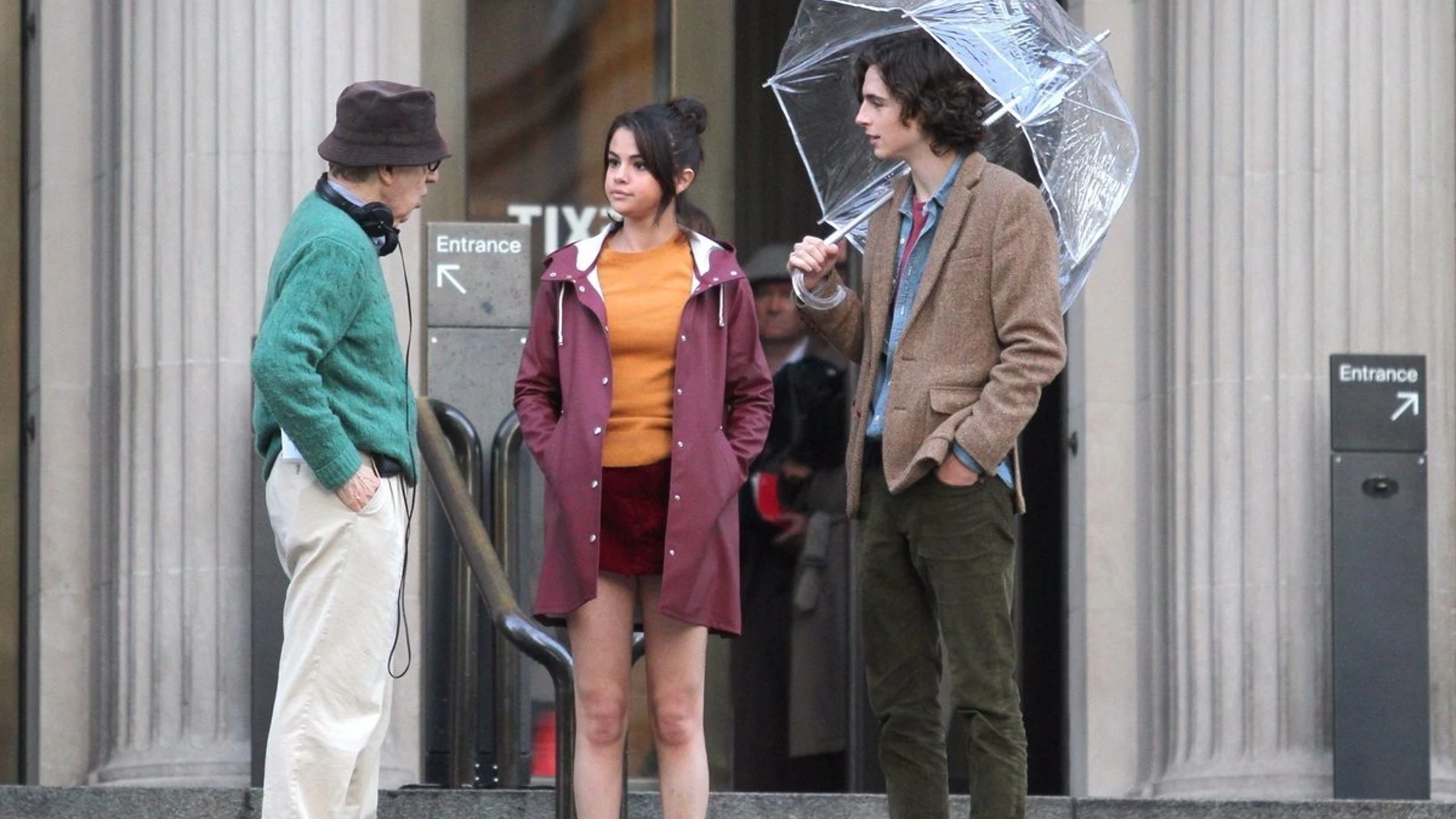 Woody Allen, Selena Gómez y Timothée Chalamet durante el rodaje de "Día de lluvia en Nueva York"