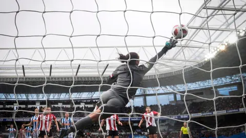 La guardameta del Athletic Club, Ainhoa, despeja un lanzamiento de la Real Sociedad durante el partido de la Liga Iberdrola disputado en Anoeta
