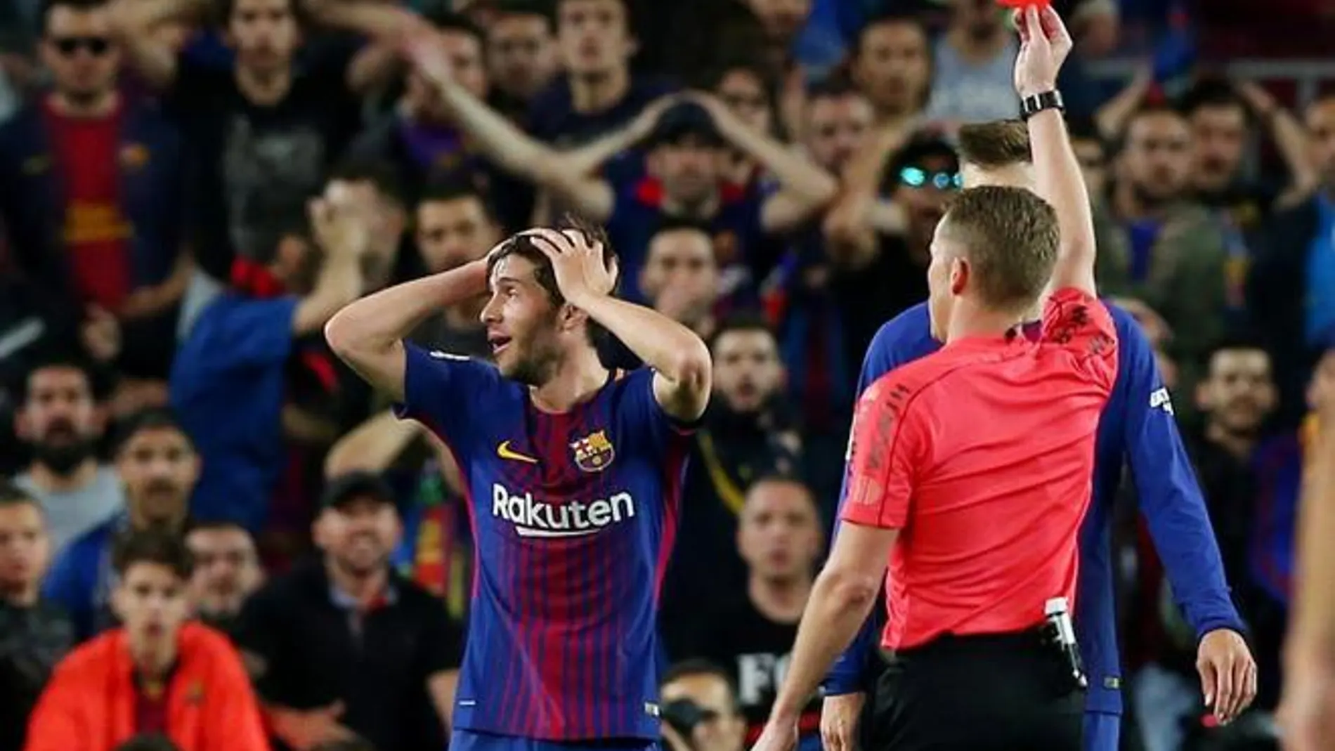 Instante en el que Sergi Roberto fue expulsado en el encuentro ante el Real Madrid / Reuters