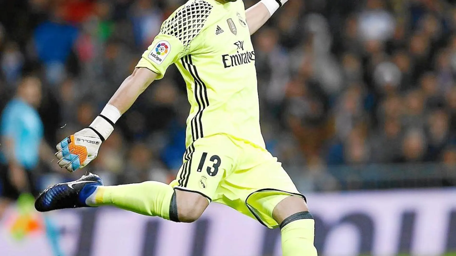 Casilla, en un partido con el Real Madrid