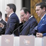 Matteo Renzi, François Hollande y Alexis Tsipras, ayer, en Atenas en la cumbre de países del sur de Europa