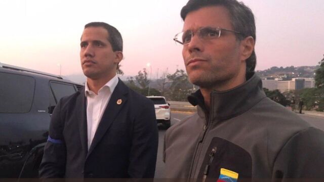 Juan Guaidó junto a Leopoldo López tras la liberación.