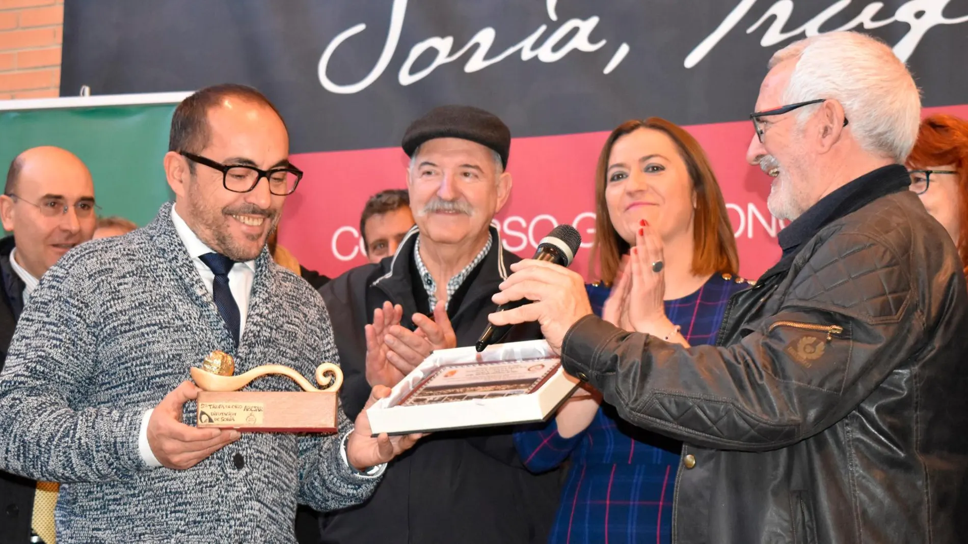 Luis Rey recibe el galardón de manos del alcalde Javier Romero en presencia de Virginia Barcones y el chef Pedro Subijana