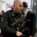 Un policía junto a compradores en Oxford Street