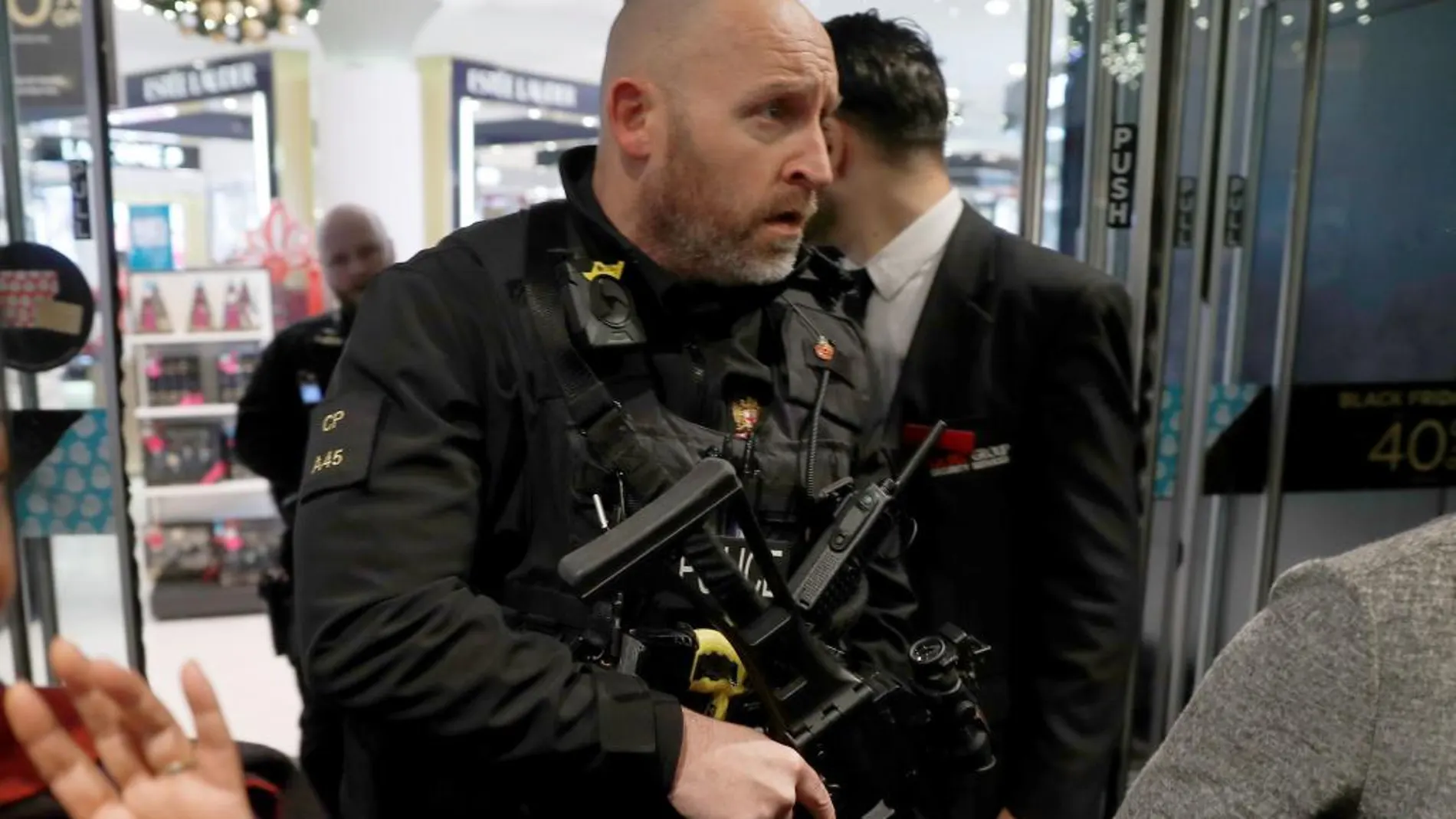 Un policía junto a compradores en Oxford Street