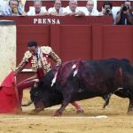 El diestro Enrique Ponce ejecutando una de sus famosas «poncinas» en la sexta de la feria de Málaga