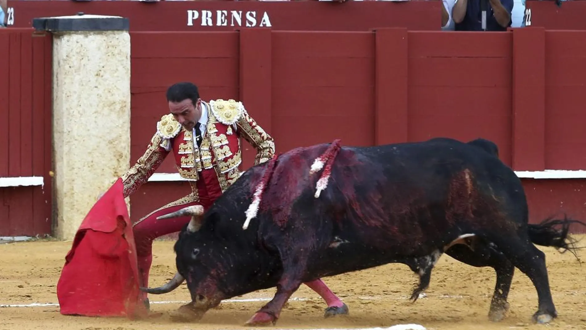 El diestro Enrique Ponce ejecutando una de sus famosas «poncinas» en la sexta de la feria de Málaga