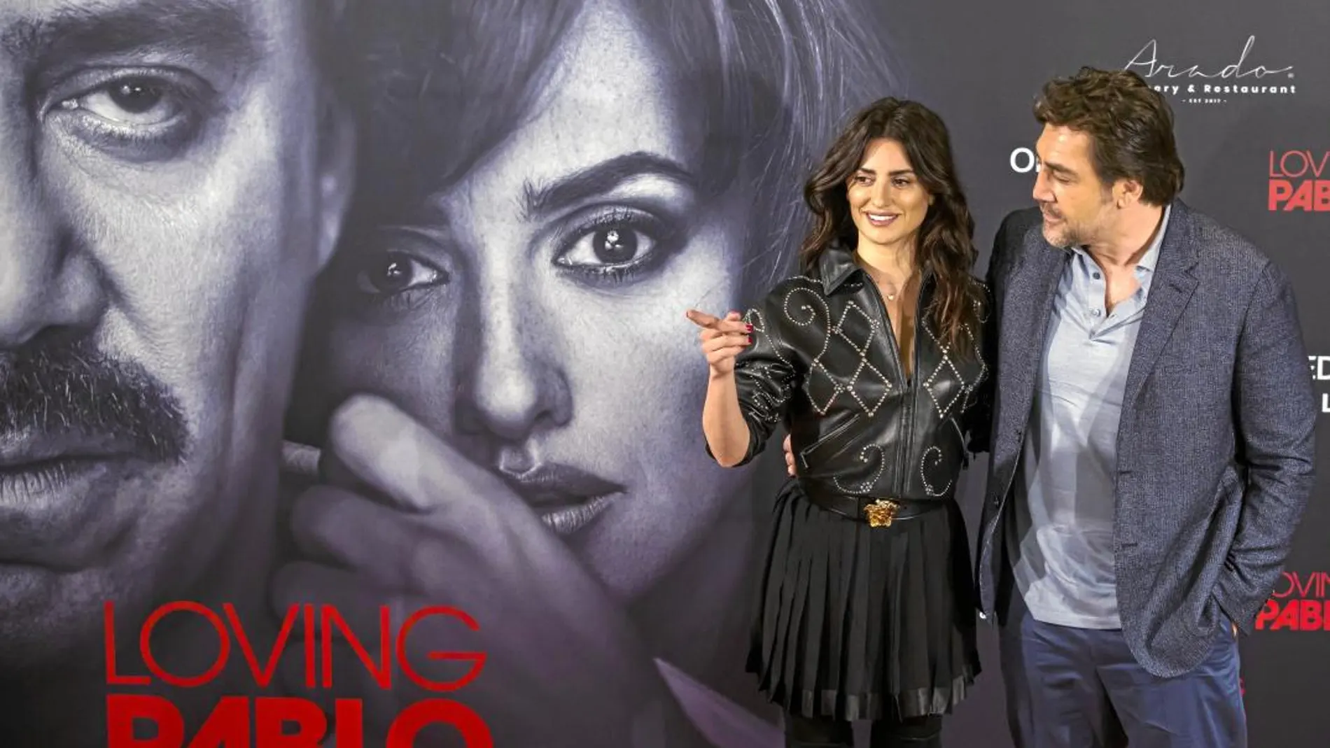 Penélope Cruz y Javier Bardem posan junto al cartel de «Loving Pablo», ayer en Madrid