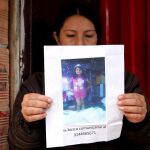 Una mujer sostiene un papel con la fotografía de la niña Yuliana Andrea Samboni Muñoz hoy, martes 5 de diciembre de 2016, en Bogotá (Colombia).