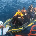 Momento en el que la Salvamar GADIR rescata la segunda patera de El Estrecho con 11 personas