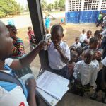 Niños son examinados para la prevención del ébola en Monrovia (Liberia).