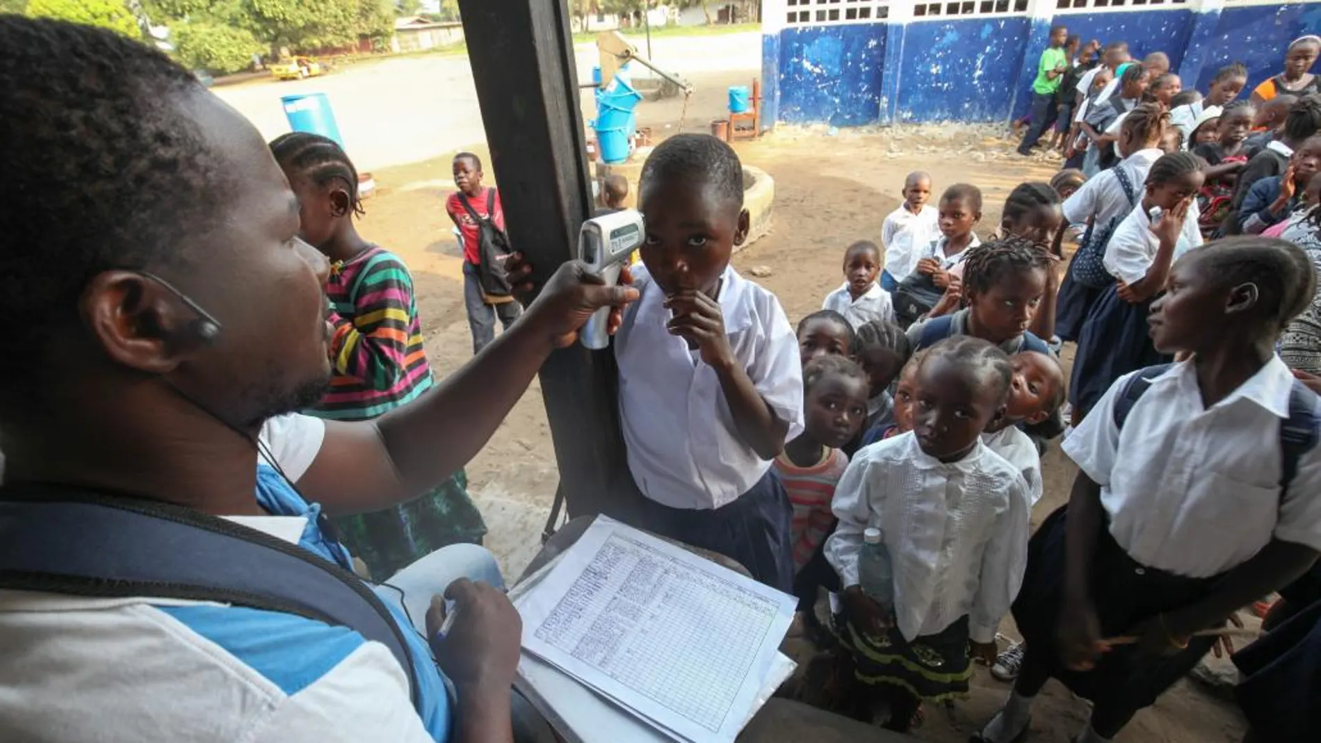 Niños son examinados para la prevención del ébola en Monrovia (Liberia).