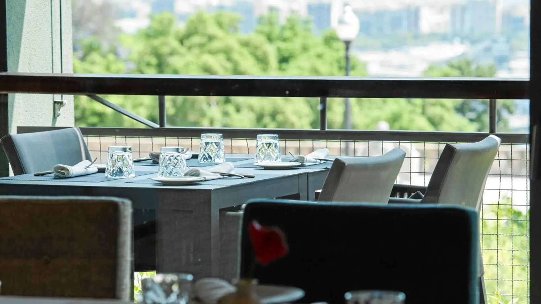 El restaurante acaba de reabrir sus puertas con la ambición de convertirse en un punto de conexión entre la ciudad y la montaña/ Miquel González (Shooting)