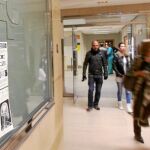 Las listas de espera hasta abril era de cerca de 40.000 pacientes con un tiempo medio de 111 días. En la imagen, pasillo de entrada al Hospital Clínico Universitario de Valladolid