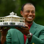 Tiger Woods, con el trofeo de Augusta