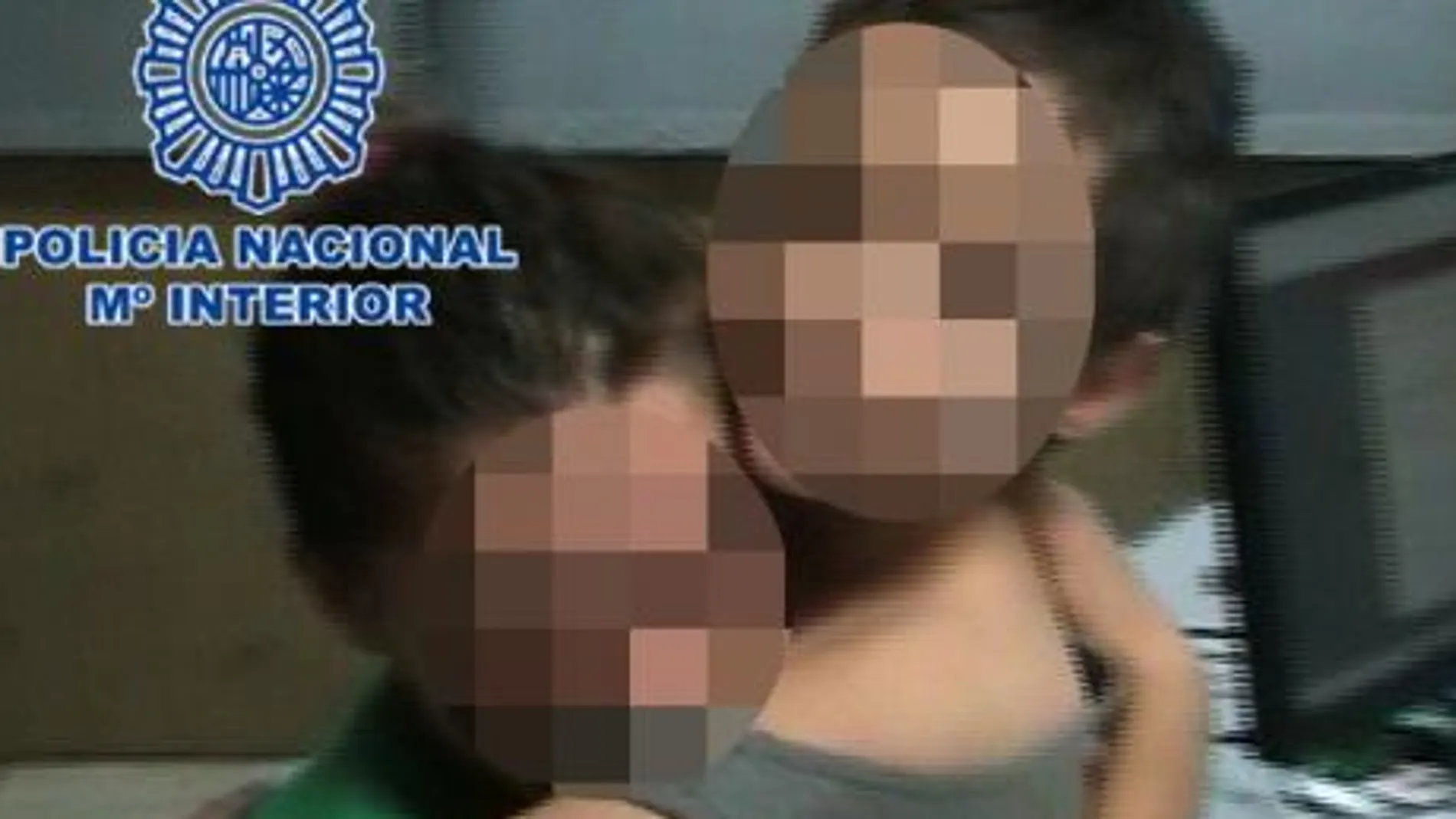 Madre e hijo se abrazan tras la detención de los proxenetas