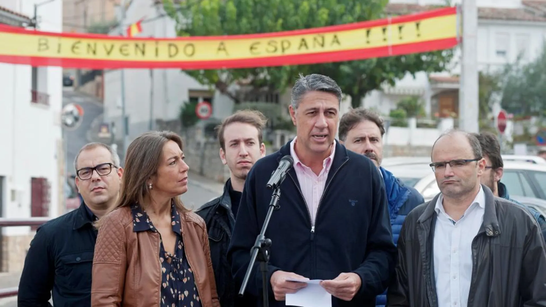 El presidente del PPC, Xavier Garcia Albiol, durante la visita al barrio gerundense de Vila-roja /Efe