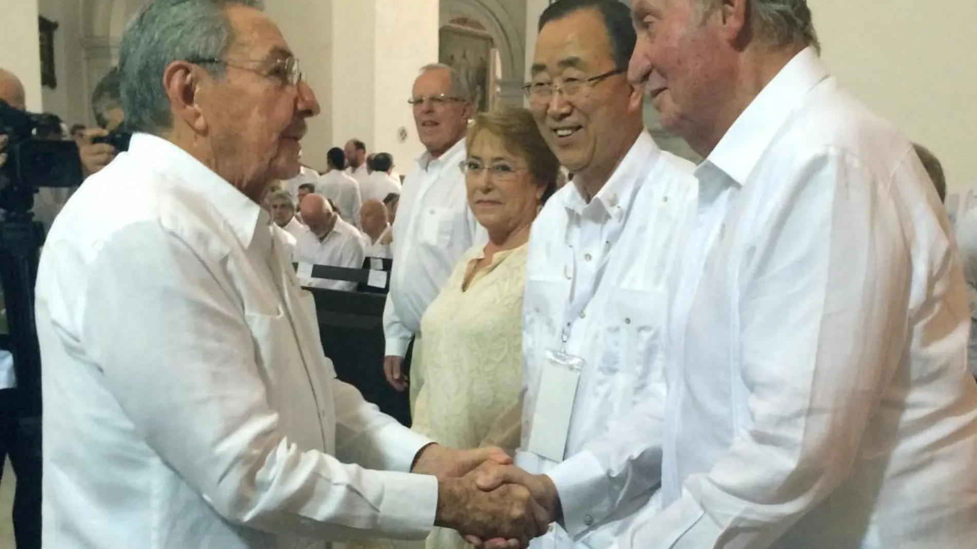 El Rey Juan Carlos de España junto a el secretario general de las Naciones Unidas, Ban Ki-moon, la presidenta de Chile, Michelle Bachelet y el presidente de Cuba, Raúl Castro en Cartagena