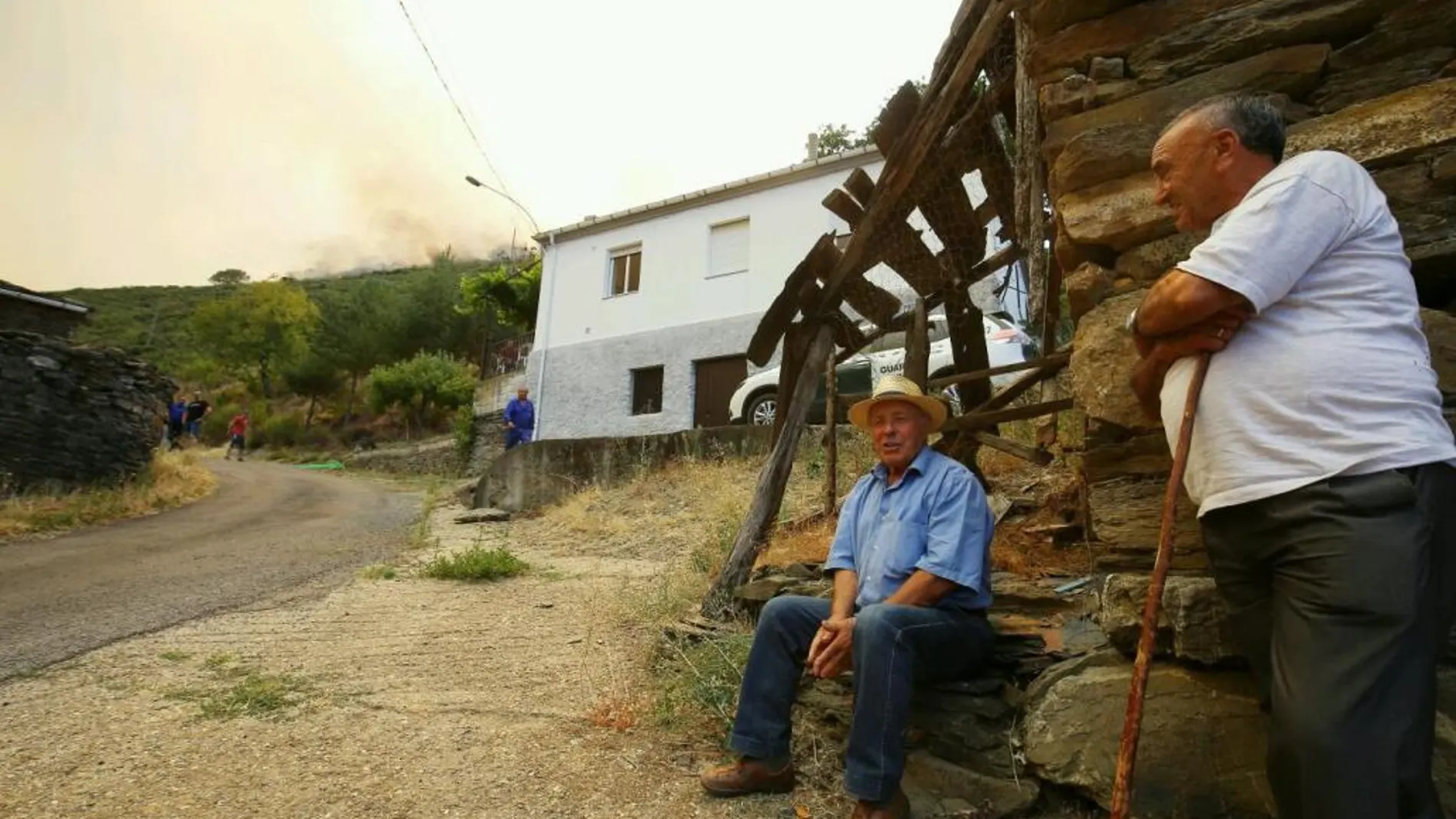 Varios vecinos de Santa Eulalia observan el incendio forestal
