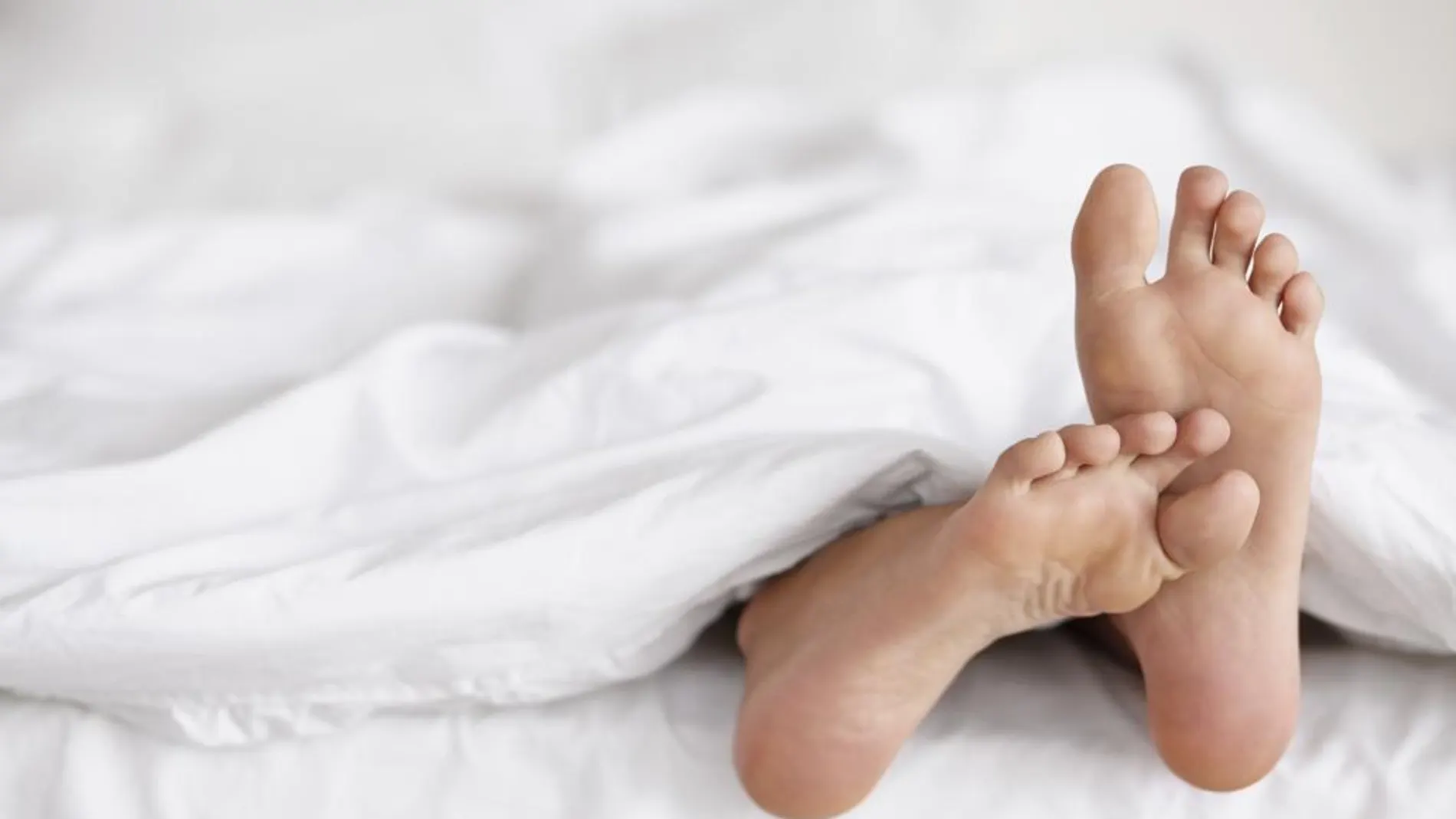 5 razones para dormir desnuda
