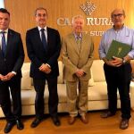 En la firma del convenio los dos presidentes, José Luis García Palacios y Antonio Fragero Guerra, estuvieron acompañados por el director general de Fundación Caja Rural del Sur, Emilio Ponce, y el presidente de Proyecto Hombre Sevilla, Francisco Herrera (Foto: EP)
