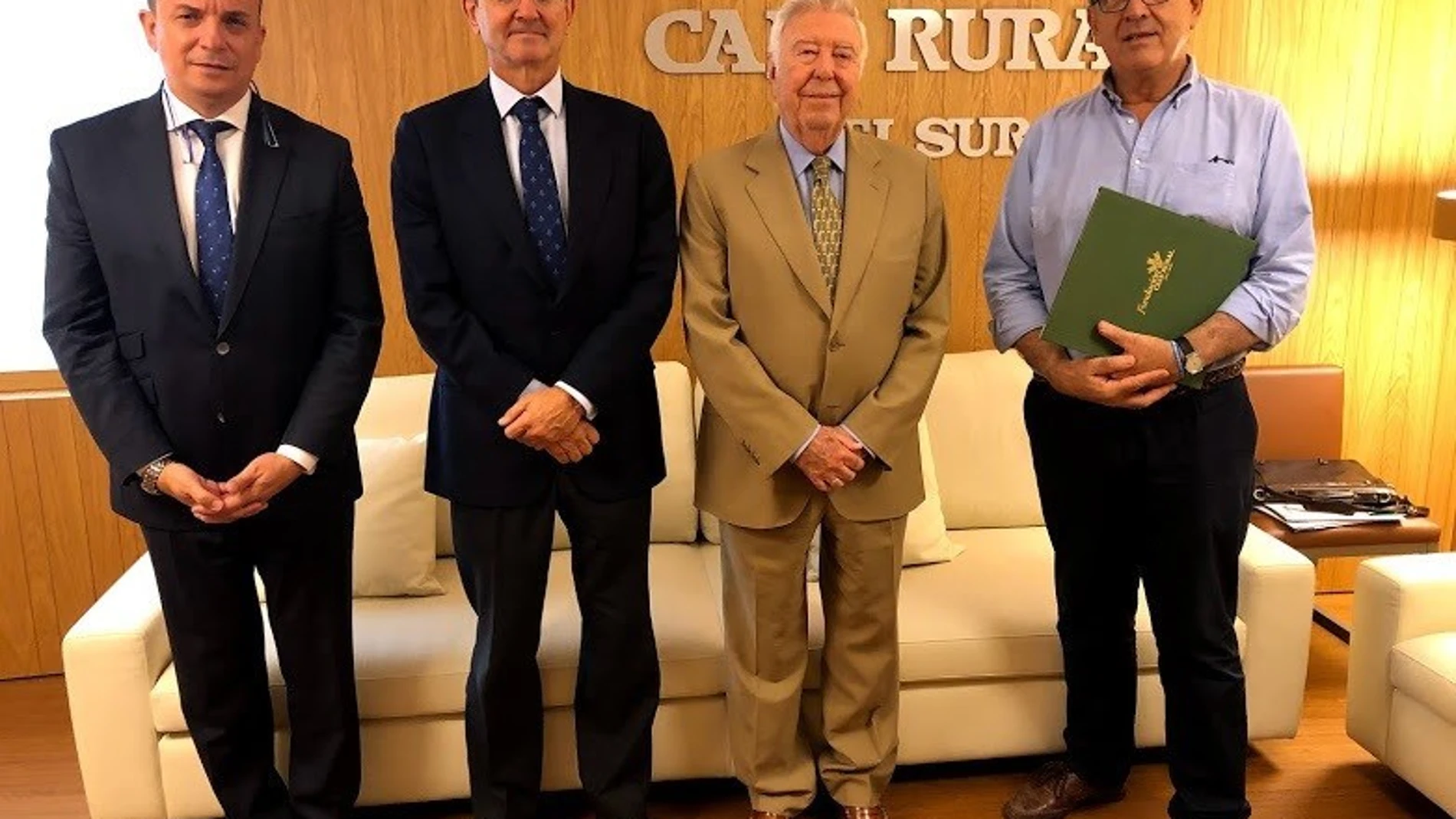 En la firma del convenio los dos presidentes, José Luis García Palacios y Antonio Fragero Guerra, estuvieron acompañados por el director general de Fundación Caja Rural del Sur, Emilio Ponce, y el presidente de Proyecto Hombre Sevilla, Francisco Herrera (Foto: EP)