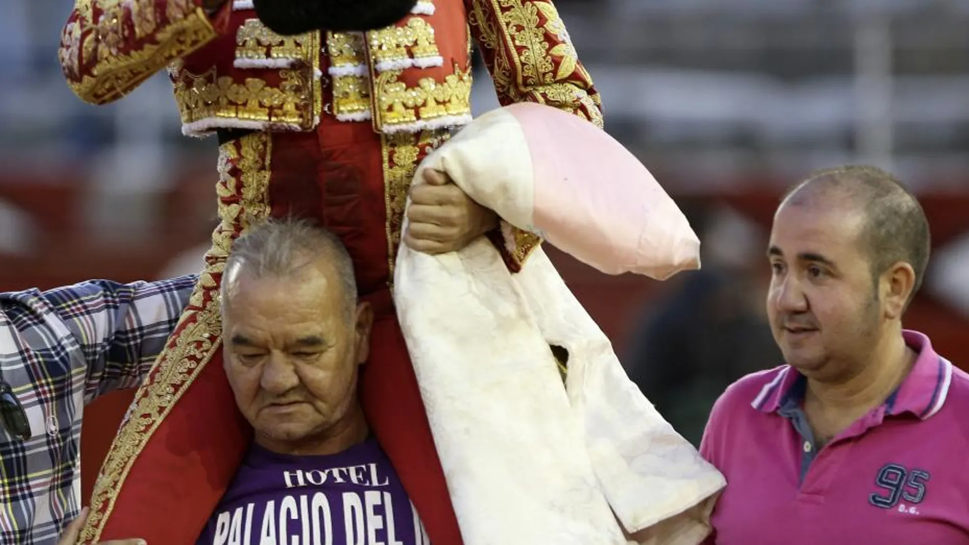 El diestro Enrique Ponce sale a hombros tras la segunda corrida de la Feria de Salamanca