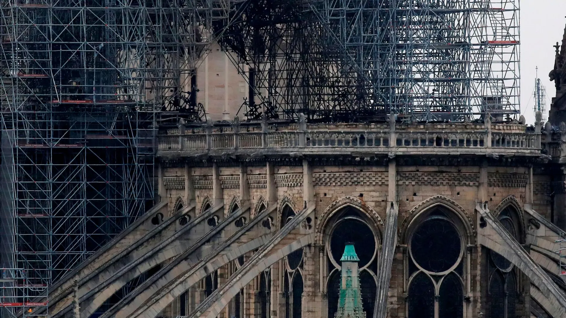 La Catedral de Notre Dame tras el devastador incendio esta mañana