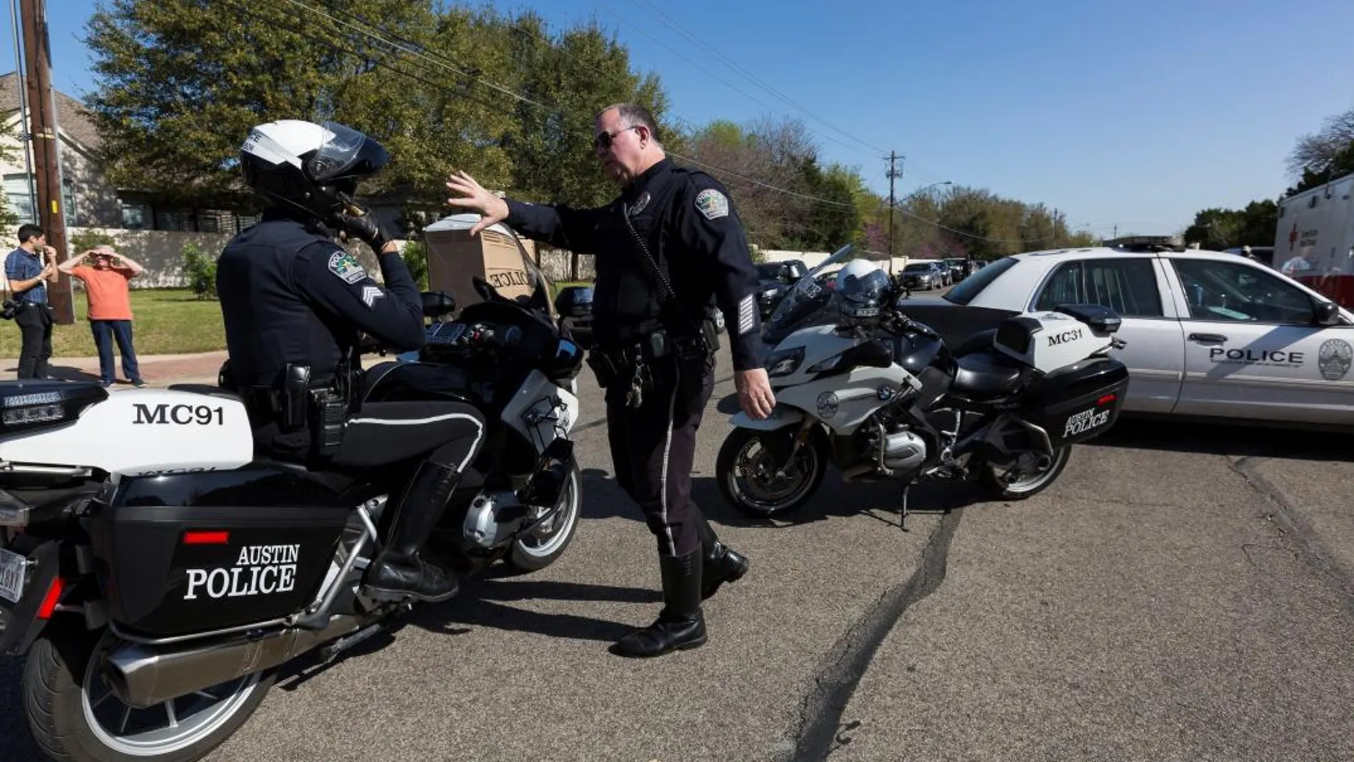 Agentes de policía investigan el origen de una explosión en Austin, Texas (Estados Unidos). EFE/ Stephen Spillman