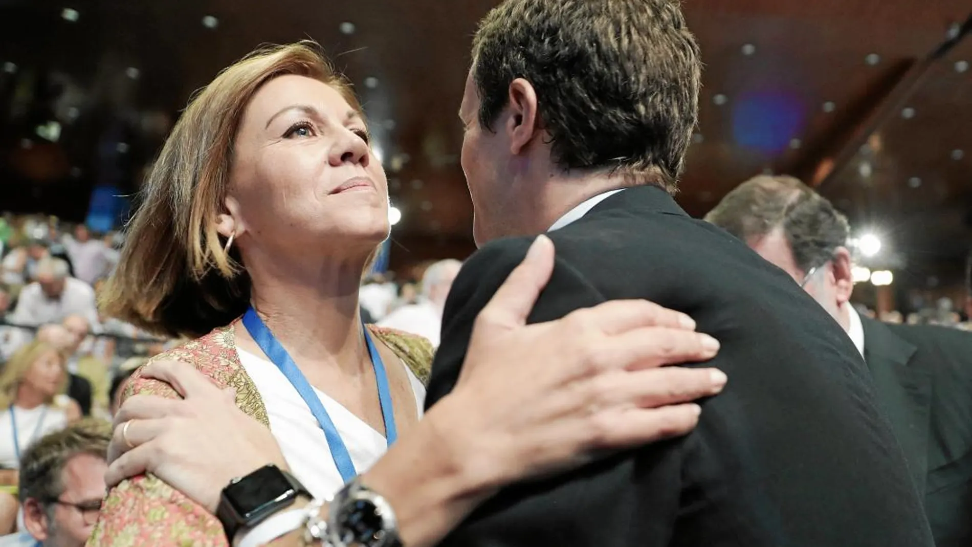 María Dolores de Cospedal felicita a Pablo Casado tras conocerse los resultados de la votación