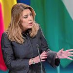 Díaz se salta el protocolo y Sánchez acaba en primera fila