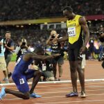 Justin Gatlin se arrodilla ante Usain Bolt en el último 100 del jamaicano