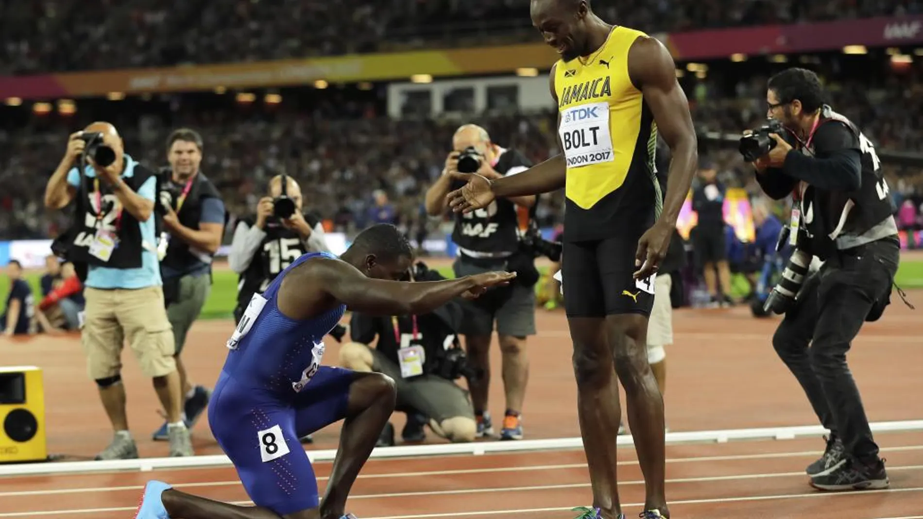 Justin Gatlin se arrodilla ante Usain Bolt en el último 100 del jamaicano