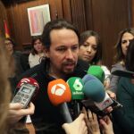 El secretario general de Podemos, Pablo Iglesias, atiende a los medios en el Congreso