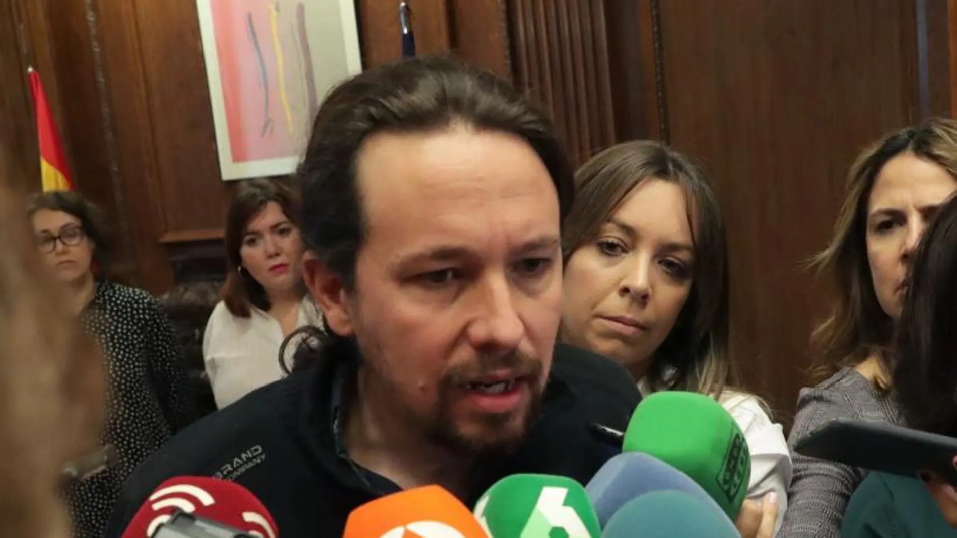 El secretario general de Podemos, Pablo Iglesias, atiende a los medios en el Congreso