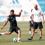 Casemiro, en el entrenamiento de ayer, junto a Zidane