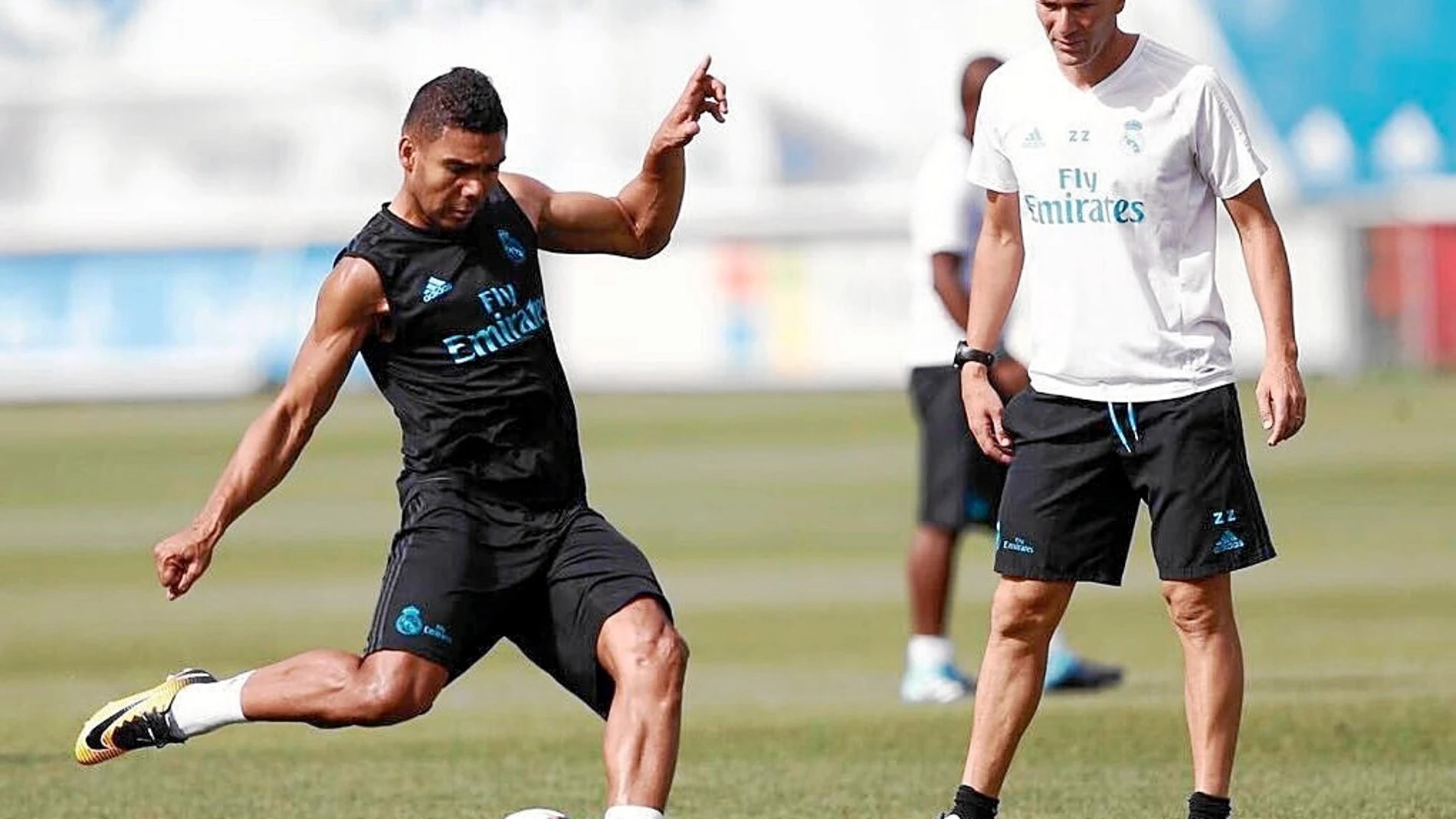 Casemiro, en el entrenamiento de ayer, junto a Zidane