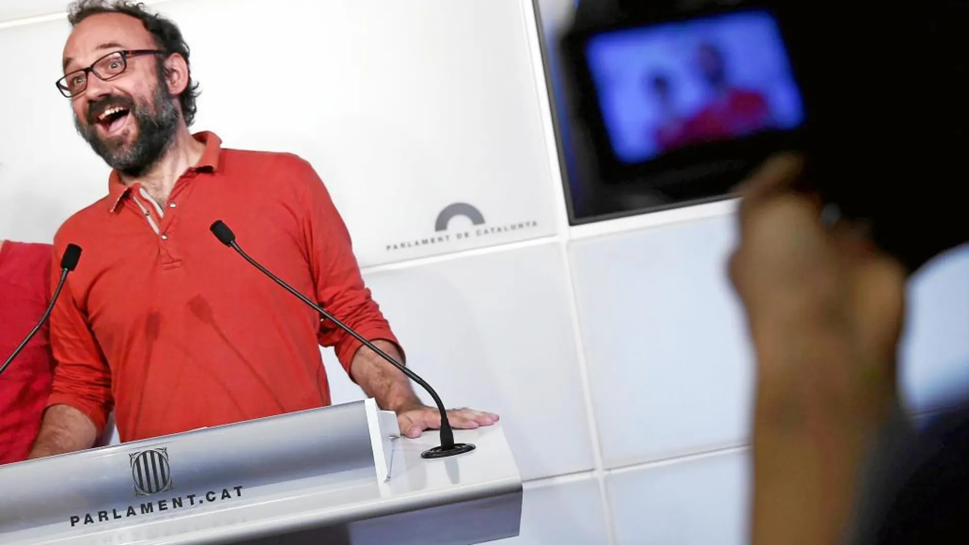 El diputado de la CUP, Benet Salellas, durante una rueda de prensa en el Parlamento de Cataluña el pasado mayo