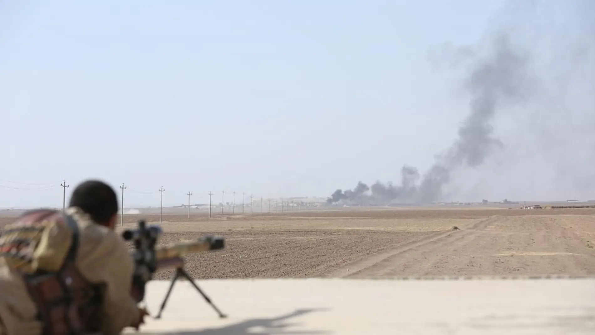 Militares iraquíes toman posiciones ante Mosul, al fondo.