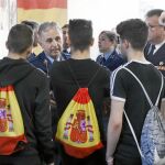 El subteniente Molina informa a unos jóvenes que responden con gritos de «Viva España» a los activistas contrarios al estand