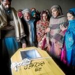 Familiares de Sudhai Quresi, fallecido en el intercambio de disparos con las fuerzas indias, se despiden en el funeral celebrado en su ciudad natal, Jhehlum en Pakistán