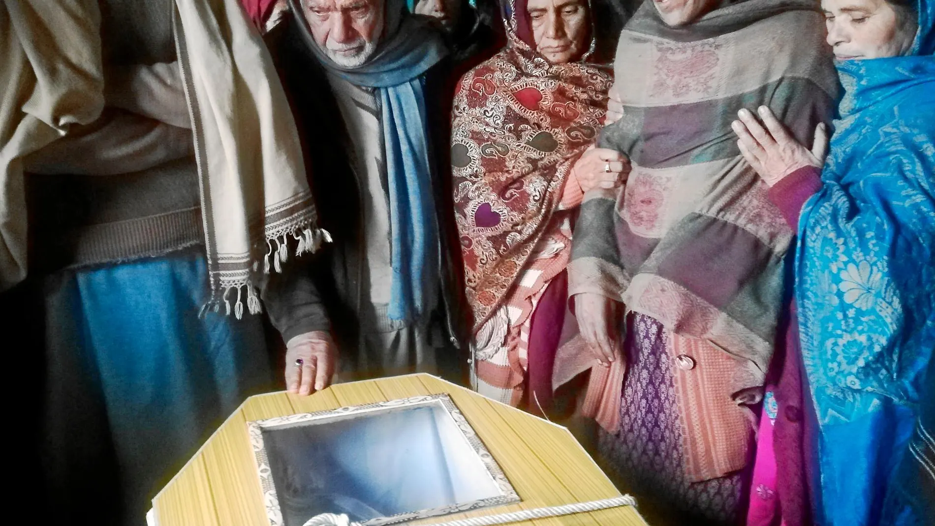 Familiares de Sudhai Quresi, fallecido en el intercambio de disparos con las fuerzas indias, se despiden en el funeral celebrado en su ciudad natal, Jhehlum en Pakistán