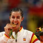 Carolina Marín, feliz con su medalla de oro